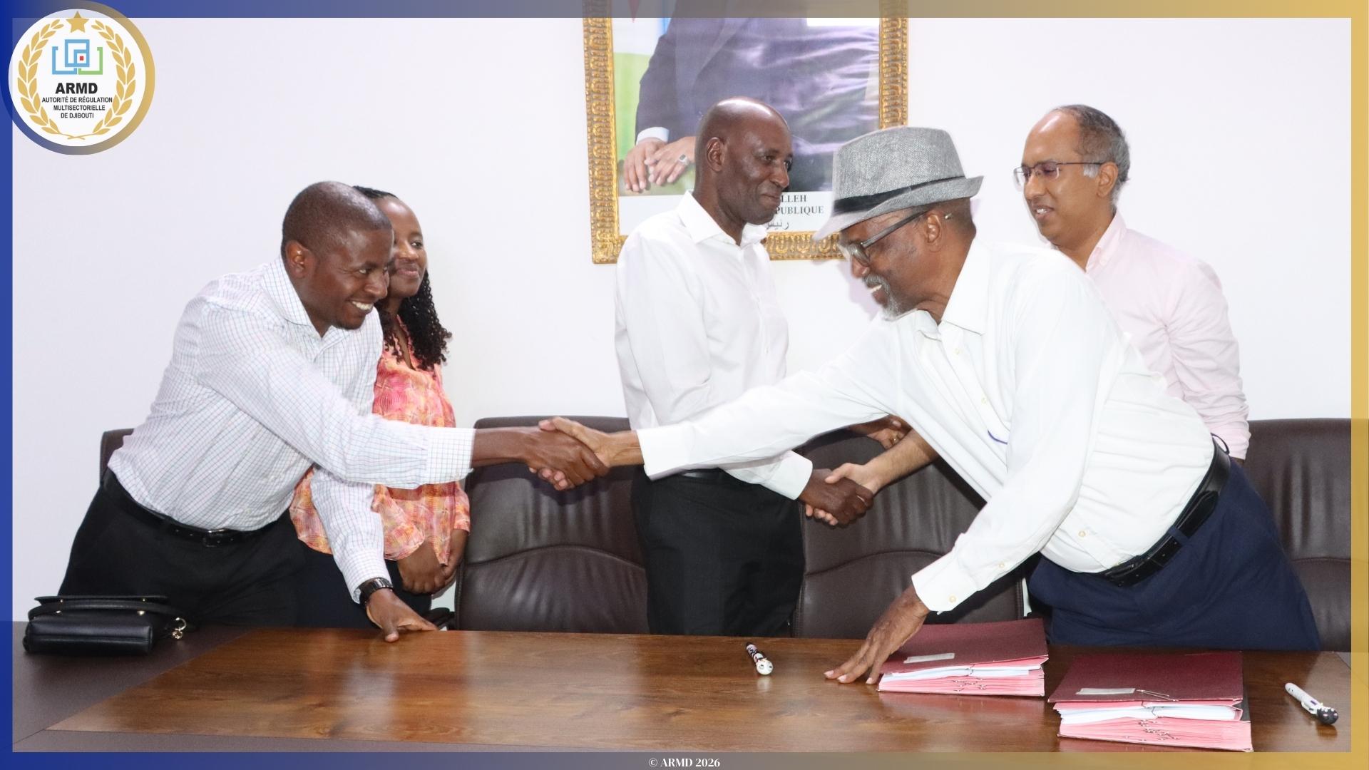 Photo - Signature du cahier des charges de l'autorisation relative à l'établissement et l'exploitation d'un réseau de communication électronique pour la fourniture d'accès a l'internet