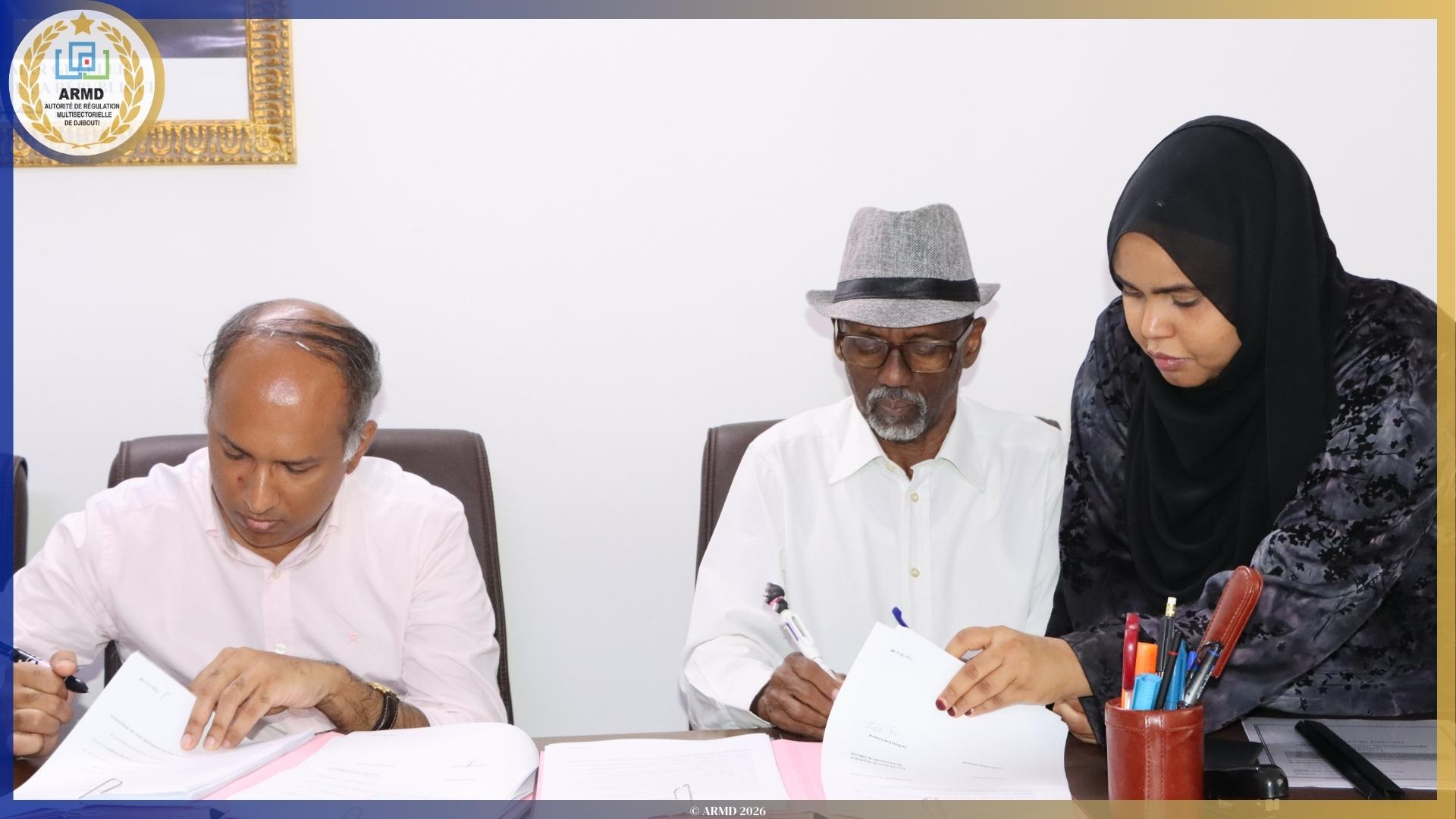 Photo - Signature du cahier des charges de l'autorisation relative à l'établissement et l'exploitation d'un réseau de communication électronique pour la fourniture d'accès a l'internet