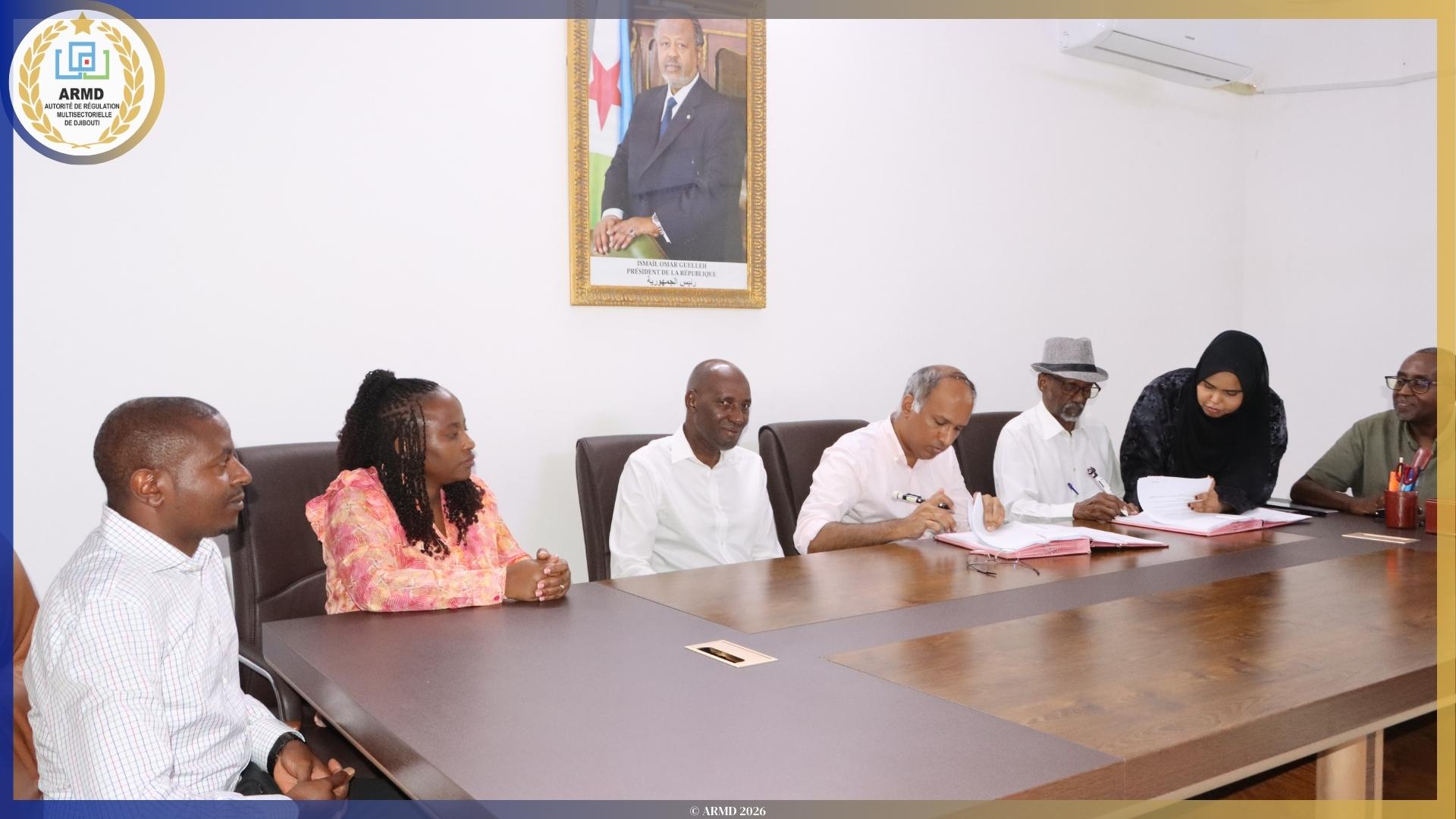 Photo - Signature du cahier des charges de l'autorisation relative à l'établissement et l'exploitation d'un réseau de communication électronique pour la fourniture d'accès a l'internet