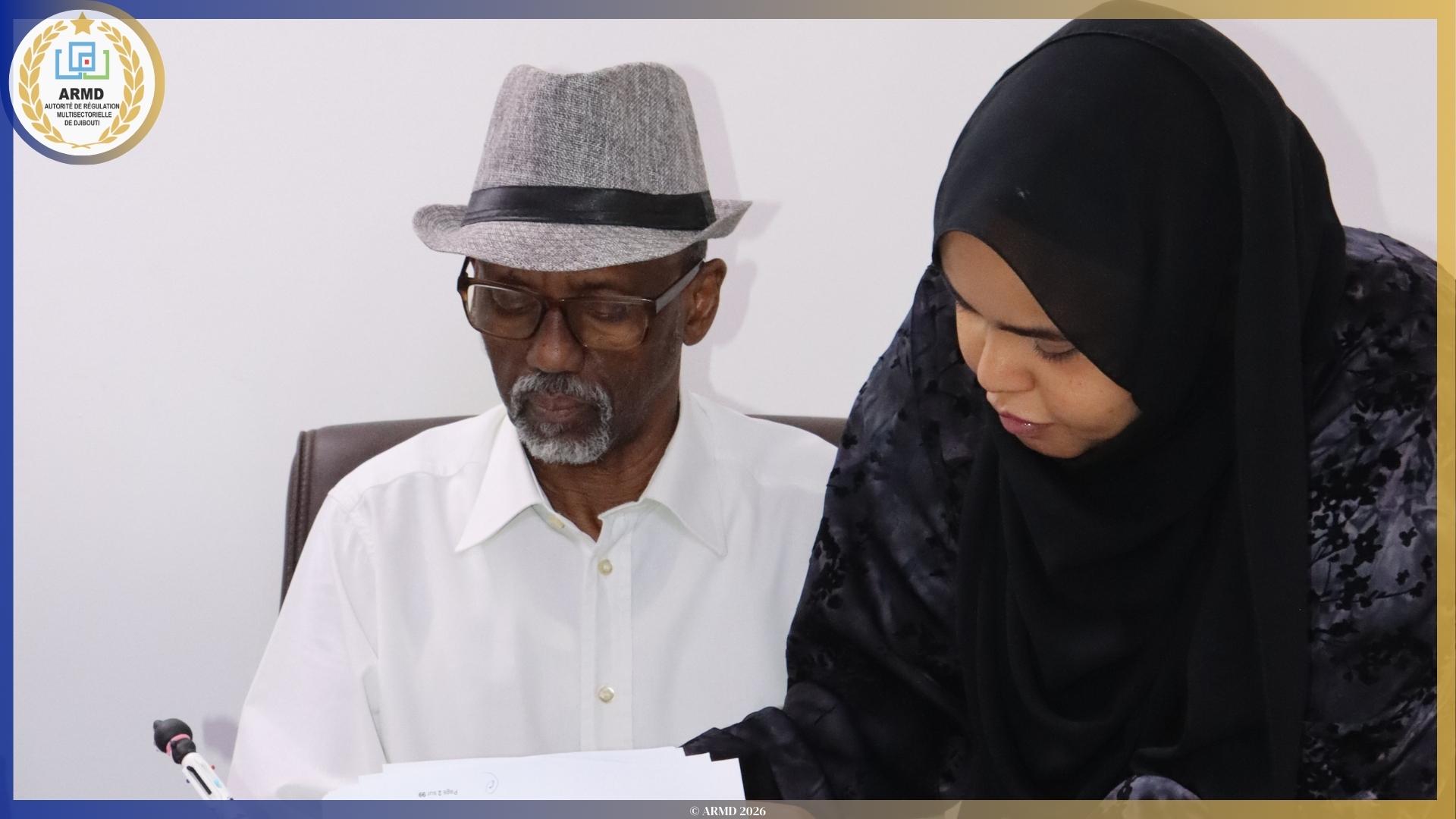 Photo - Signature du cahier des charges de l'autorisation relative à l'établissement et l'exploitation d'un réseau de communication électronique pour la fourniture d'accès a l'internet