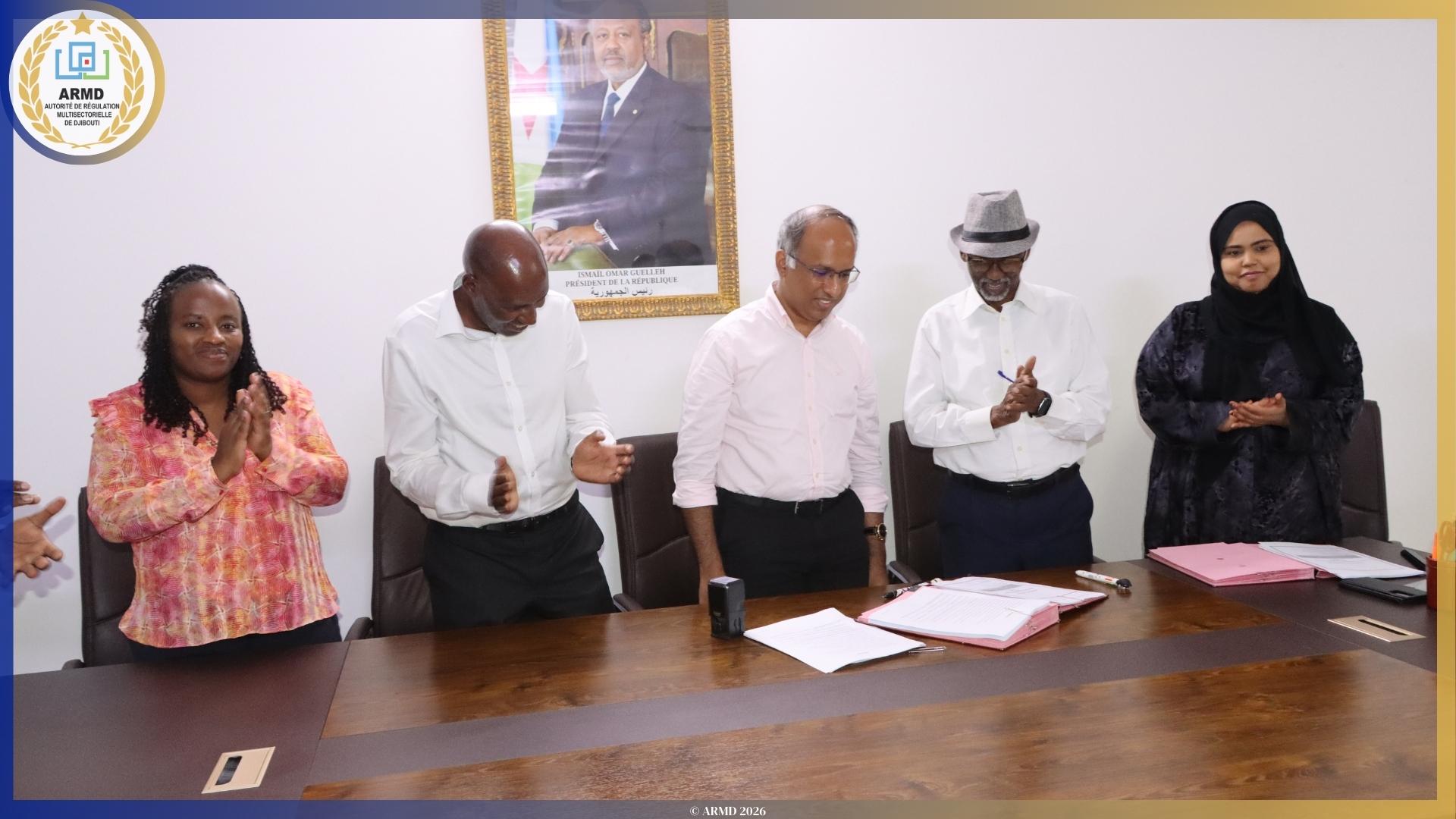 Photo - Signature du cahier des charges de l'autorisation relative à l'établissement et l'exploitation d'un réseau de communication électronique pour la fourniture d'accès a l'internet