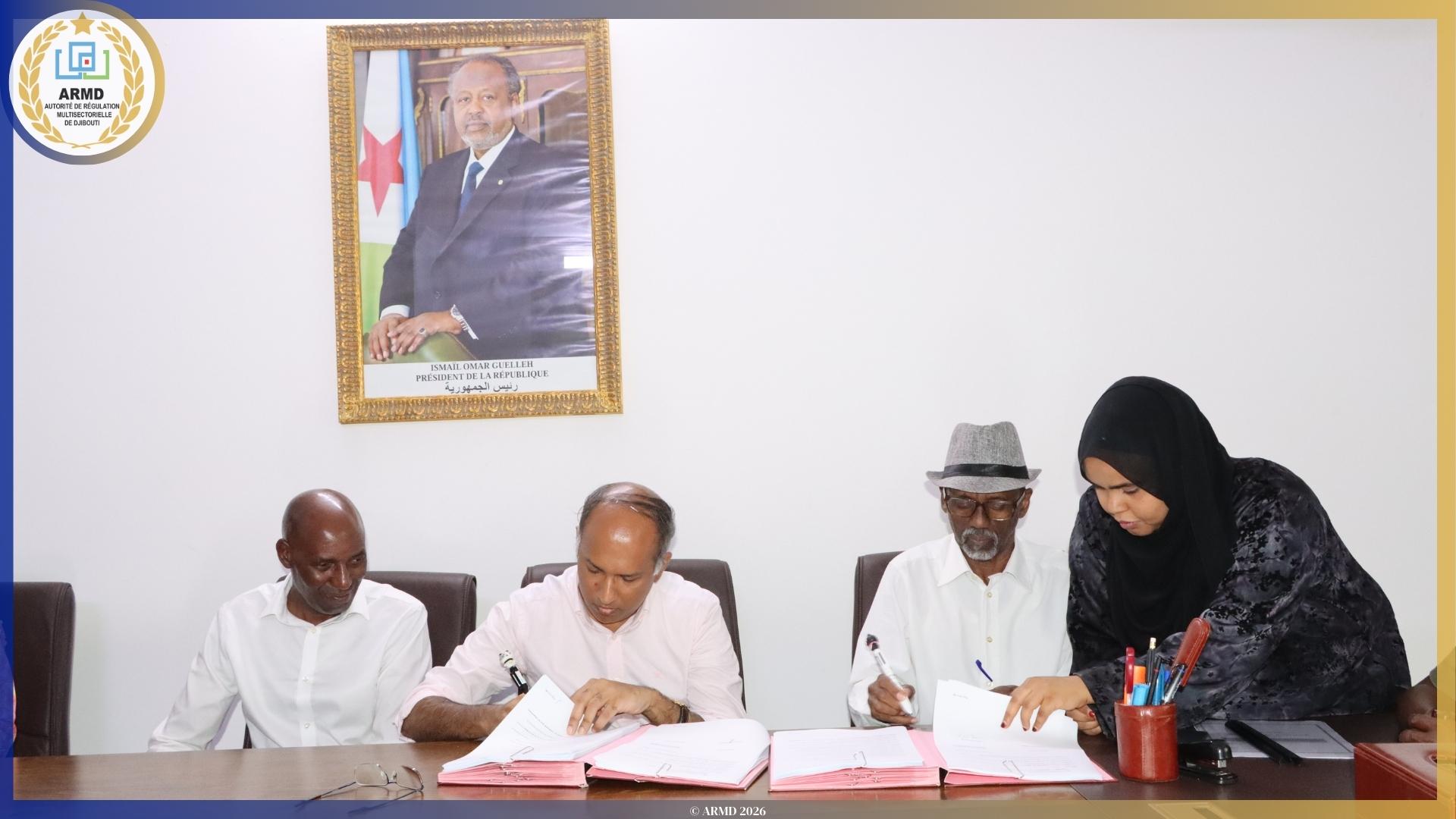 Photo - Signature du cahier des charges de l'autorisation relative à l'établissement et l'exploitation d'un réseau de communication électronique pour la fourniture d'accès a l'internet