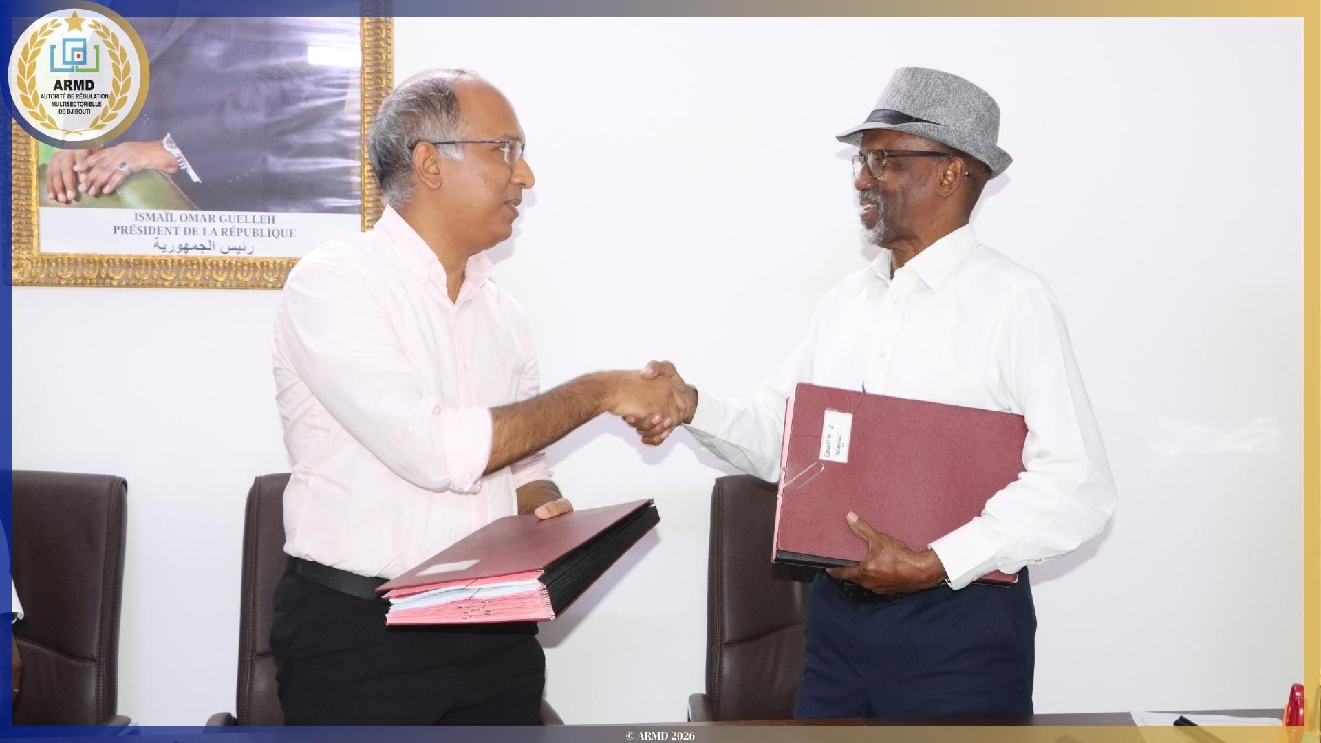 Photo - Signature du cahier des charges de l'autorisation relative à l'établissement et l'exploitation d'un réseau de communication électronique pour la fourniture d'accès a l'internet